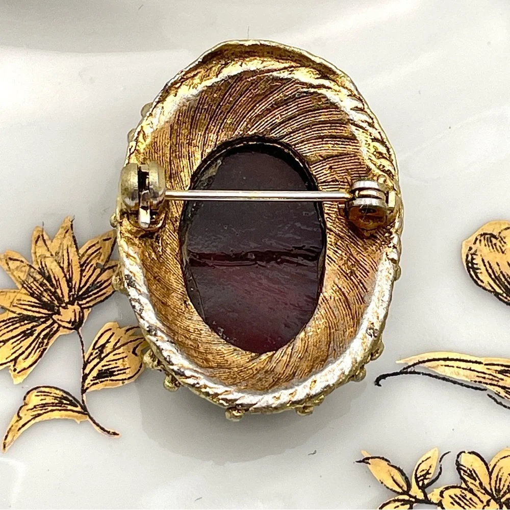 Vintage Victorian Revival Courting Couple Red Glass Cameo Brooch Gold Tone